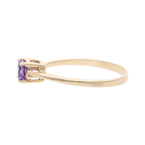 121 - 9ct Gold and Amethyst Solitaire Ring, Size 6.75 US | Size N UK 9ct Gold and Amethyst Solitaire Ring ... 