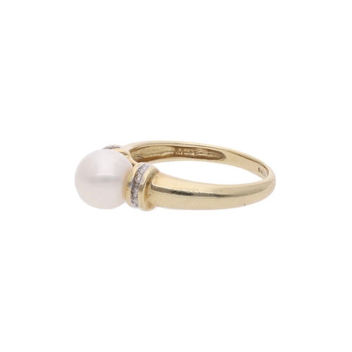 145 - 9ct Gold Pearl and Diamond Ring, Size O. 9ct Gold Pearl and Diamond Ring..            HALLMARKS: mar... 