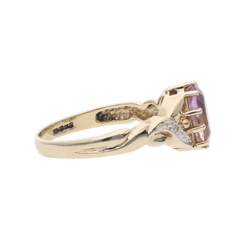 167 - 9ct Gold Amethyst and Diamond Ring, Size 6 | M 9ct Gold Amethyst and Diamond Ring.            HALLMA... 