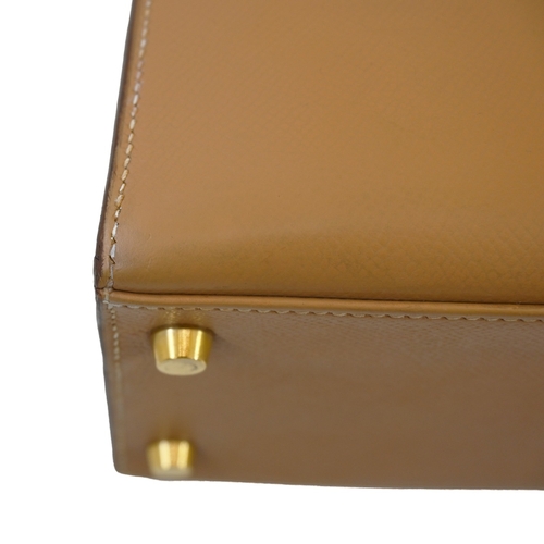 17 - Hermes Kelly 28 Natural Courchevel Handbag Hermes Kelly 28 Naturel, 28cm.     Hardware: Gold   ... 