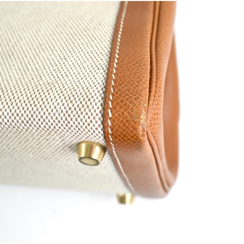 19 - Hermes Kelly 32 Gold & Natural Handbag Hermes Kelly 32 Gold + Naturel, 32cm.     Hardware: Gold... 