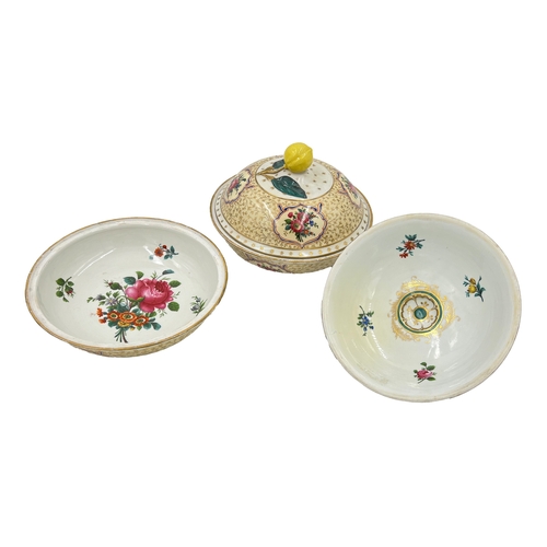 197 - A PAIR OF HAND PAINTED MEISSEN PORCELAIN BONBONNIERE A PAIR OF HAND PAINTED MEISSEN PORCELAIN BONBON... 