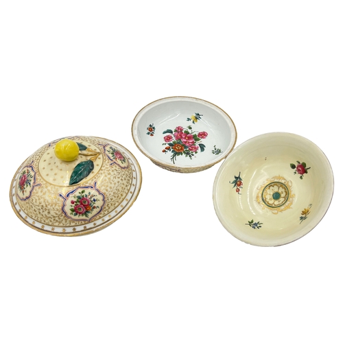 197 - A PAIR OF HAND PAINTED MEISSEN PORCELAIN BONBONNIERE A PAIR OF HAND PAINTED MEISSEN PORCELAIN BONBON... 