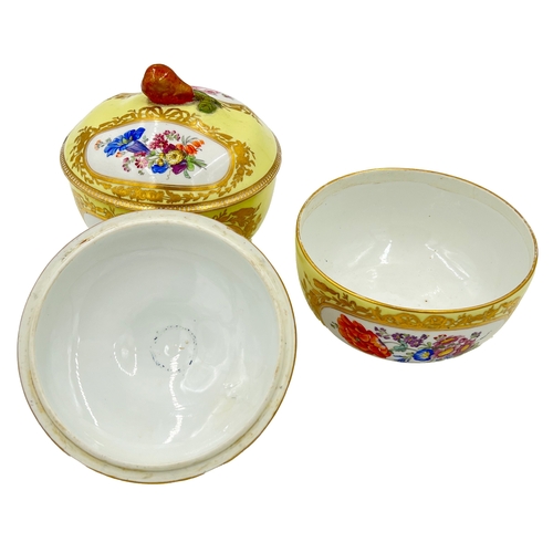 198 - A PAIR OF MEISSEN PORCELAIN BONBONNIERE A PAIR OF MEISSEN PORCELAIN BONBONNIERE    H: 12cm, D: 13.5c... 