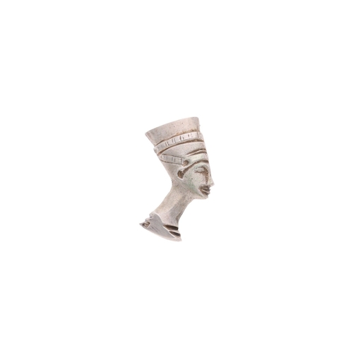 53 - Egyptian Silver Nefertiti Head Brooch Egyptian Silver Nefertiti Head Brooch            HALLMARKS: Ma... 