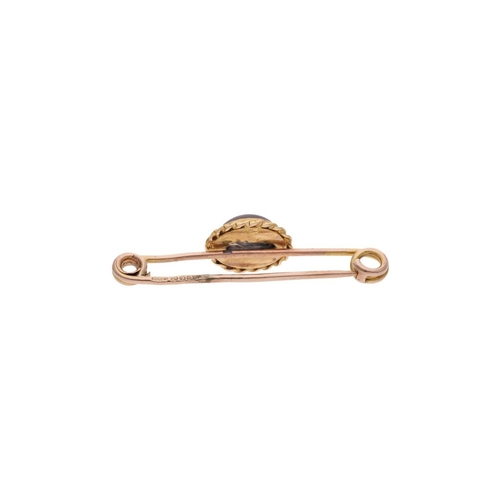 85 - 9ct Gold and Cabochon Garnet Brooch 9ct Gold and Cabochon Garnet Brooch            HALLMARKS: marked... 