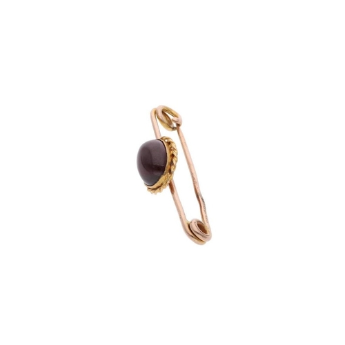 85 - 9ct Gold and Cabochon Garnet Brooch 9ct Gold and Cabochon Garnet Brooch            HALLMARKS: marked... 