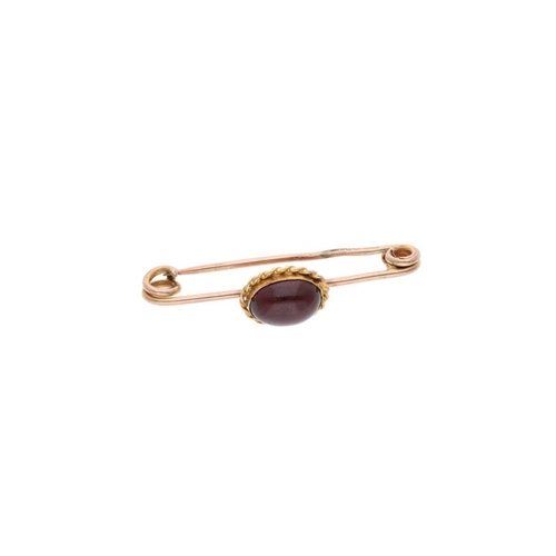 85 - 9ct Gold and Cabochon Garnet Brooch 9ct Gold and Cabochon Garnet Brooch            HALLMARKS: marked... 