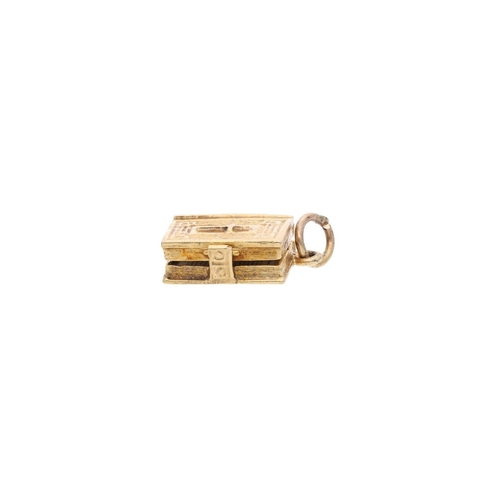 89 - 9ct Gold Bible Charm 9ct gold bible charm            HALLMARKS: marked for 9ct Gold              MEA... 