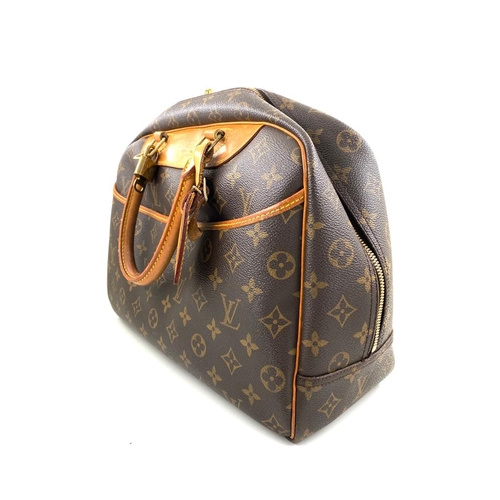 9 - Louis Vuitton Deauville / Cosmetics Bag Louis Vuitton Cosmetics Bag / Deauville, 35cm.     Hard... 