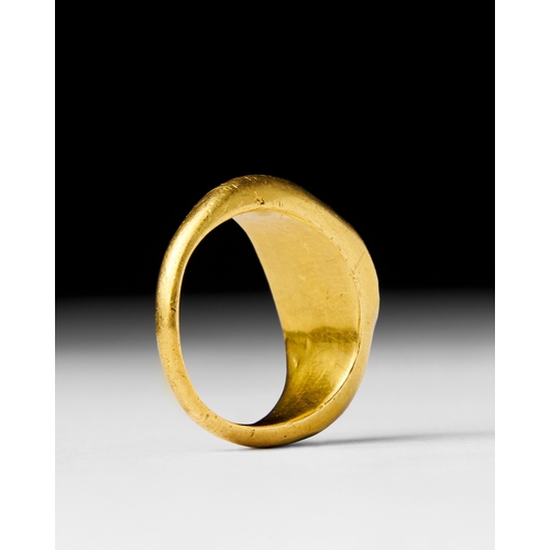 15 - A GOLD ROMAN RING WITH ENGRAVED STONE, 2ND - 3RD CENTURY A.D. A Roman ring, 2nd and 3rd centuries A.... 