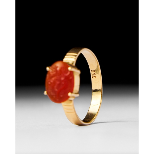 18 - A GOLD RING WITH A ROMAN AGATE INTAGLIO This elegant gold ring features a beautifully carved Roman a... 