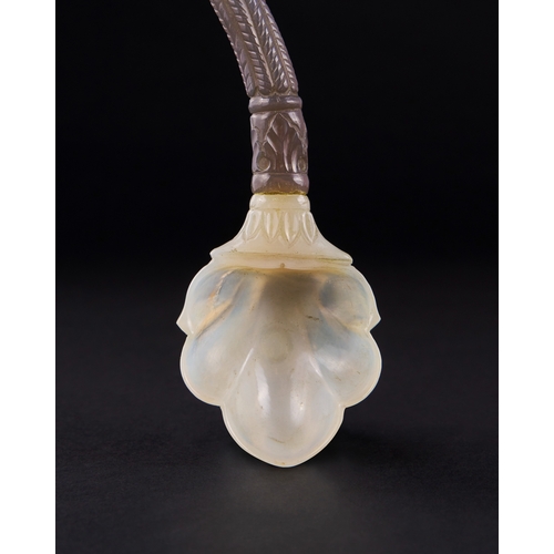 200 - A MUGHAL CARVED WHITE JADE SPOON, 19TH CENTURY, INDIA A MUGHAL CARVED WHITE JADE SPOON, 19TH CENTURY... 