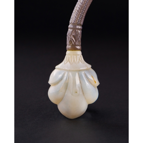 200 - A MUGHAL CARVED WHITE JADE SPOON, 19TH CENTURY, INDIA A MUGHAL CARVED WHITE JADE SPOON, 19TH CENTURY... 