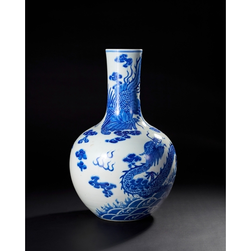 218 - A CHINESE BLUE AND WHITE 'DRAGON AND PHOENIS' GLOBULAR VASE, LATE QING, 19TH - 20TH CENTURY A CHINES... 