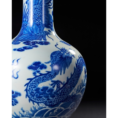 218 - A CHINESE BLUE AND WHITE 'DRAGON AND PHOENIS' GLOBULAR VASE, LATE QING, 19TH - 20TH CENTURY A CHINES... 