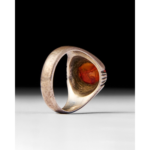 22 - AN ISLAMIC AGATE SEAL SILVER RING, 19TH CENTURY This beautiful 19th-century Islamic silver ring feat... 