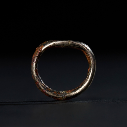 34 - A SILVER RING, PROBABLY EASTERN ROMAN, 2ND - 3RD CENTURY A.D. This silver ring, believed to originat... 