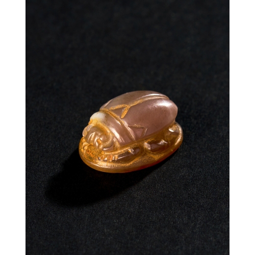 77 - AN EGYPTIAN CHALCEDONY AGATE SCARAB, LATE EGYPTIAN PERIOD AN EGYPTIAN CHALCEDONY AGATE SCARAB, LATE ... 