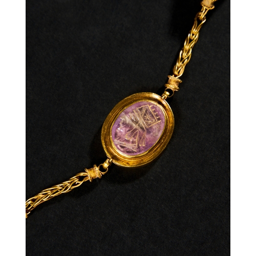 85 - A GOLD AND AMETHYST NECKLACE FEATURING TIGRANES THE GREAT AND HIS SONS, 1ST CENTURY B.C. OR LATER A ... 