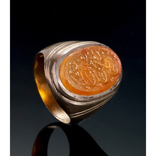 147 - AN INSCRIBED ISLAMIC AGATE IN A SILVER RING, LATE 19TH-EARLY 20TH CENTURY  AN INSCRIBED ISLAMIC AGAT... 