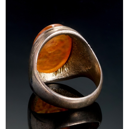 147 - AN INSCRIBED ISLAMIC AGATE IN A SILVER RING, LATE 19TH-EARLY 20TH CENTURY  AN INSCRIBED ISLAMIC AGAT... 