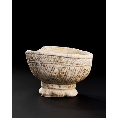 170 - A FATIMID CARVED WHITE FOTTED MARBLE BOAT SHAPED BOWL, 9TH - 11TH CENTURY A FATIMID CARVED WHITE FOT... 