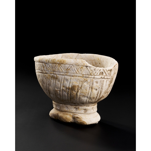 170 - A FATIMID CARVED WHITE FOTTED MARBLE BOAT SHAPED BOWL, 9TH - 11TH CENTURY A FATIMID CARVED WHITE FOT... 