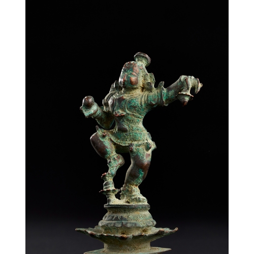 175 - A 17TH CENTURY OR EARLIER SOUTH INDIAN BRONZE FIGURE OF DANCING KRISHNA A 17TH CENTURY OR EARLIER SO... 