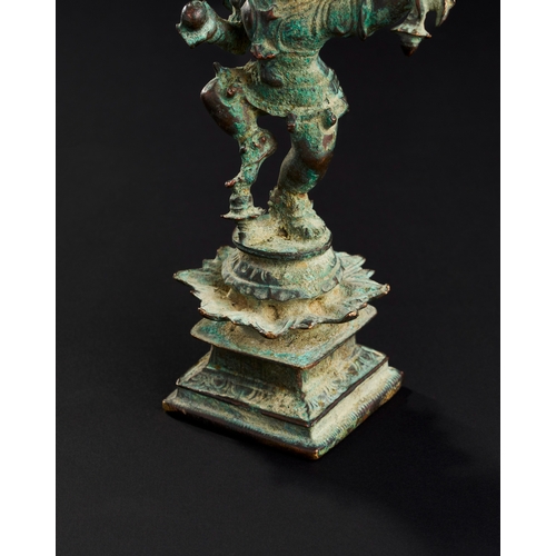 175 - A 17TH CENTURY OR EARLIER SOUTH INDIAN BRONZE FIGURE OF DANCING KRISHNA A 17TH CENTURY OR EARLIER SO... 