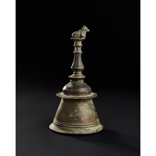 177 - AN 18TH CENTURY SOUTH INDIAN BRONZE BELL WITH A NANDI BULL FINIAL  AN 18TH CENTURY SOUTH INDIAN BRON... 