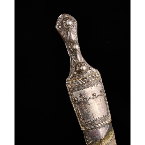 190 - A LARGE SAUDI (WAHABI) HORN HILTED SILVER OVERLAID DAGGER WITH LEATHER BELT, 19TH CENTURY A LARGE SA... 