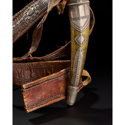 190 - A LARGE SAUDI (WAHABI) HORN HILTED SILVER OVERLAID DAGGER WITH LEATHER BELT, 19TH CENTURY A LARGE SA... 