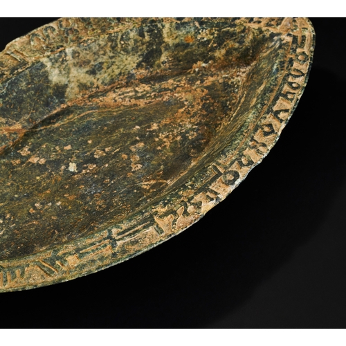 199 - AN EARLY ISLAMIC GREEN HARD STONE BOAT SHAPED DISH A green hard stone  dish is exquisitely carv... 