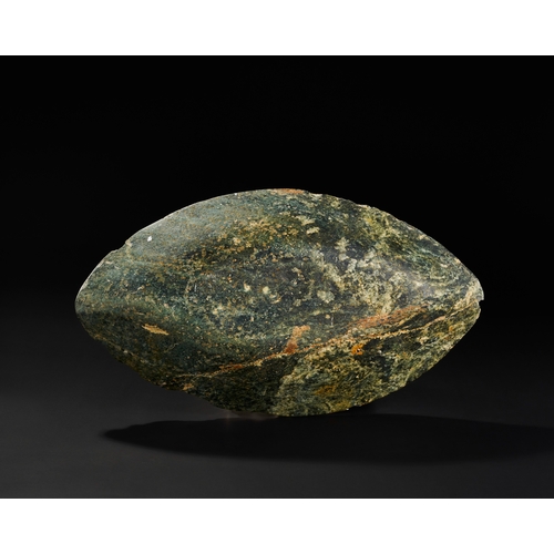 199 - AN EARLY ISLAMIC GREEN HARD STONE BOAT SHAPED DISH A green hard stone  dish is exquisitely carv... 