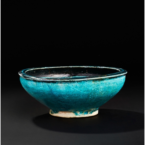 201 - A SELJUK KASHAN GLAZED POTTERY BOWL, 13TH CENTURY  A SELJUK KASHAN GLAZED POTTERY BOWL, 13TH CENTURY... 