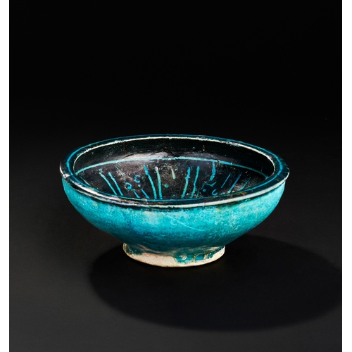 201 - A SELJUK KASHAN GLAZED POTTERY BOWL, 13TH CENTURY  A SELJUK KASHAN GLAZED POTTERY BOWL, 13TH CENTURY... 