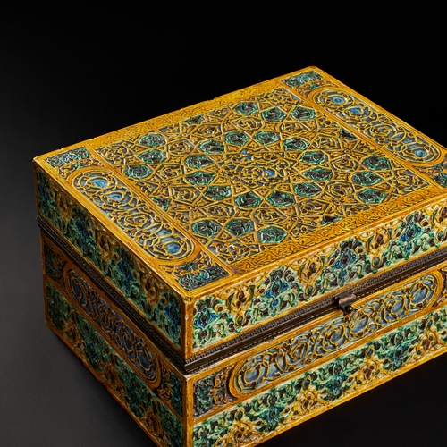 250 - A FINE AND LARE ORIENTALIST ANDALUSIAN SPANISH STYLE GLAZED PORCELAIN CASKET, 19TH CENTURY  A FINE A... 