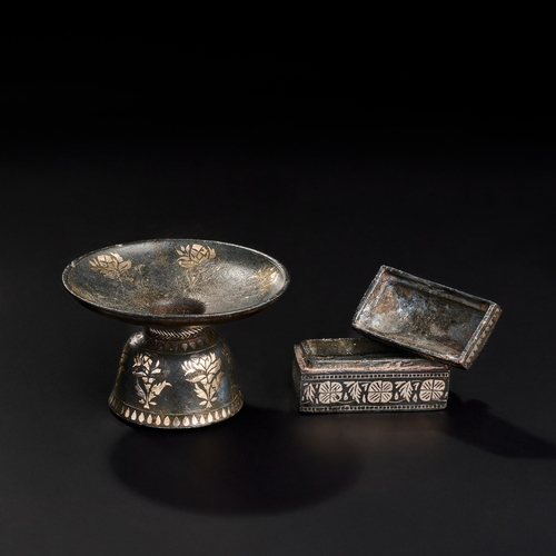 258 - TWO INDIAN BIDRI SILVER INALID BOX AND SPITTOON, 19TH-20TH CENTURY  TWO INDIAN BIDRI SILVER INALID B... 