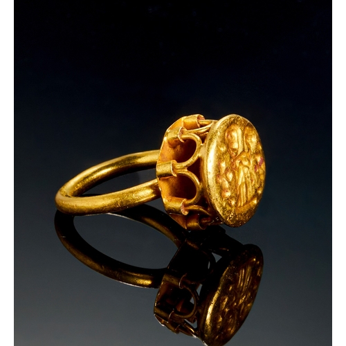 36 - A BYZANTINE GOLD RING WITH MARY MOTHER HOLDING A CHILD, 600 - 800 A.D A splendid Byzantine gold ring... 