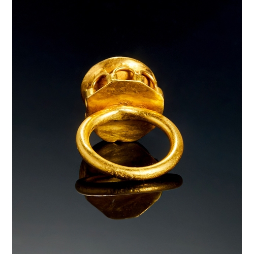 36 - A BYZANTINE GOLD RING WITH MARY MOTHER HOLDING A CHILD, 600 - 800 A.D A splendid Byzantine gold ring... 