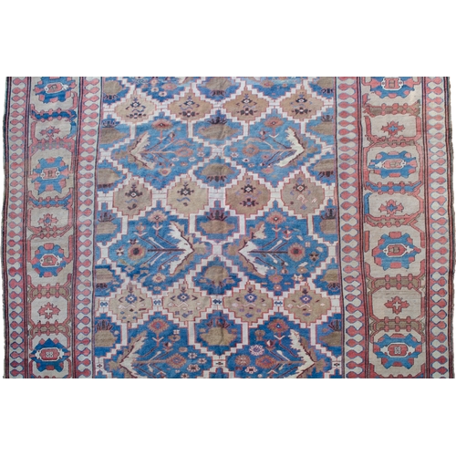 363 - A VERY LARHE ANTIQUE BAKHSHAYSH CARPET, 490 X 347CM Bakhshayesh carpets are known for having decorat... 