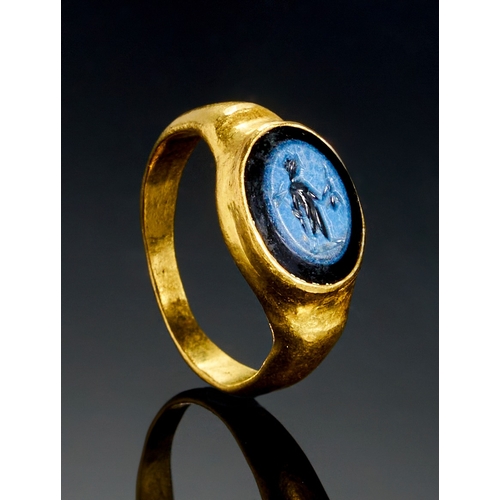 37 - A ROMAN GOLD RING WITH INTAGLIO, 1ST - 2ND CENTURY A.D A ROMAN GOLD RING WITH INTAGLIO, 1ST - 2ND CE... 