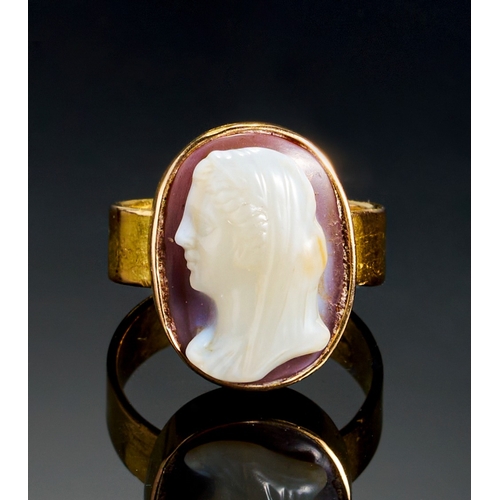 38 - A ROMAN CAMEO AGATE WITH A LATER GOLD RING SETTING A ROMAN CAMEO AGATE WITH A LATER GOLD RING SETTIN... 