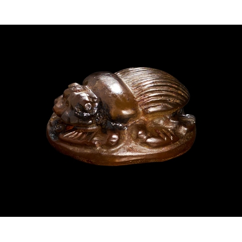 67 - AN EGYPTIAN AGATE SCARAB WITH A SEATED CAT, MIDDLE KINGDOM AN EGYPTIAN AGATE SCARAB WITH A SEATED CA... 