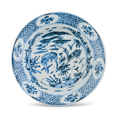 230 - A BLUE AND WHITE CHINESE PORCELAIN DISH, MING DYNASTYA fine Ming dynasty blue and white porcelain di... 