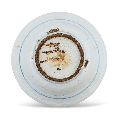 230 - A BLUE AND WHITE CHINESE PORCELAIN DISH, MING DYNASTYA fine Ming dynasty blue and white porcelain di... 