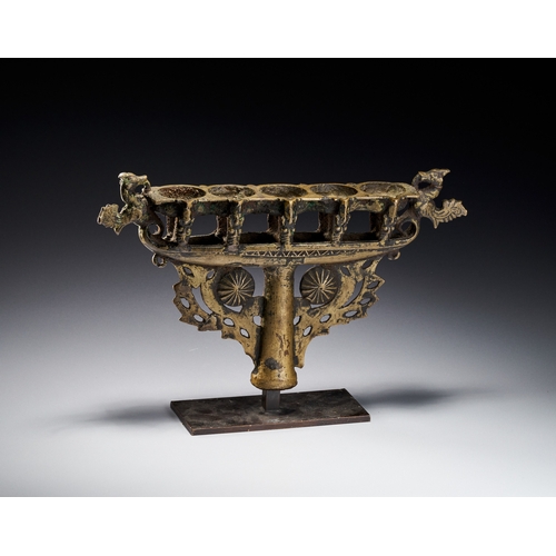 106 - A SOUTH INDIAN DECCANI BRONZE BOAT LAMP, 17TH - 18TH CENTURY This cast bronze oil lamp, originating ... 