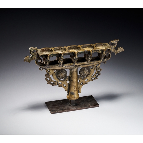 106 - A SOUTH INDIAN DECCANI BRONZE BOAT LAMP, 17TH - 18TH CENTURY This cast bronze oil lamp, originating ... 