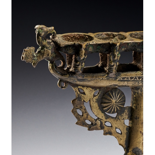 106 - A SOUTH INDIAN DECCANI BRONZE BOAT LAMP, 17TH - 18TH CENTURY This cast bronze oil lamp, originating ... 